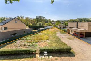 Voor meer info en foto’s, surf naar www.swevers.be – Aan de Kiewitstraat 54 in Heusden-Zolder bevindt zich deze ruime bouwgrond, ideaal voor wie een vrijstaande gezinswoning volledig naar eigen smaak wil realiseren. Het perceel heeft een opgegeven oppervlakte van 5a79ca en beschikt met een breedte van circa 26,40 meter en een diepte van circa 49,69 meter over interessante bouwmogelijkheden. De voorschriften voorzien voor lot 2 een open bebouwing met maximaal twee volwaardige bouwlagen. De maximale bouwbreedte bedraagt 11,97 meter en de bouwdiepte maximaal 9 meter op zowel het gelijkvloers als de verdieping. De bouwlijn ligt op 5 meter van de rooilijn en er geldt minstens 3 meter afstand tot de vrijstaande perceelsgrenzen, steeds onder voorbehoud van de nodige vergunningen. Vrijstaande bijgebouwen zijn toegestaan tot een totale oppervlakte van 30 m² en een maximale hoogte van 3 meter. De verkavelingsvoorschriften zetten bovendien in op een groene tuinaanleg en beperkte verharding. Ook de ligging is praktisch. De E314 bevindt zich op circa 1 km, openbaar vervoer op 160 meter en scholen op ongeveer 550 meter. Winkels, restaurants en ontspanning zijn eveneens vlot bereikbaar. Een mooie basis voor een nieuwbouwwoning met tuin op een goed bereikbare locatie. Voor meer informatie, bel 011 255 155.