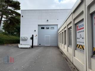 Entrepôt d’une superficie totale de 1.086 m² avec un showroom/bureaux de 262 m² sur un terrain de 2.922 m², à vendre.Idéalement situé le long de la...