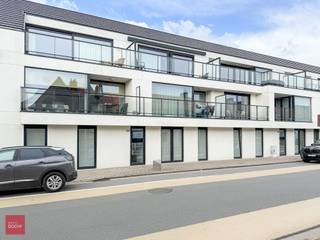 Mooi, lichtrijk en energiezuinig appartement op de eerste verdieping bestaande uit een inkomhall, living, ingerichte keuken, grote berging, 2 slaapkamers met terras, badkamer en zongericht terras aan straatzijde. Private parkeerplaats en fietsenberging