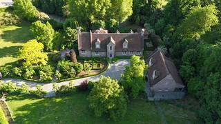 🌿 <span><strong>Unieke villa met adembenemend vergezicht boven op de Kluis</strong></span> – pure klasse in een <span><strong>groene oase van rust</strong></span> 🌿<br />Welkom in deze uitzonderlijke villa, gelegen op een royaal <span><strong>perceel van maar liefst 6.392 m², genesteld in het hart van de natuur</strong></span>. Dit is geen huis, dit is een levensstijl. U bereikt deze parel via een automatische poort, waarna een<span><strong> statige oprijlaa</strong></span>n u naar de villa leidt. Vanaf het moment dat u aankomt, voelt u het: hier woont u in absolute privacy, luxe en sereniteit.<br />✨ <u>Indeling met grandeur en karakter</u>:<br />Bij binnenkomst komt u in een <span><strong>grote inkomhal met ontvangstruimte/bureau</strong></span>, die meteen het karakter van deze woning prijsgeeft. Rechts ontdekt u de indrukwekkende <span><strong>woonkamer met een grote open haard</strong></span> – perfect voor sfeervolle avonden. Links bevindt zich de<span><strong> ruime leefkeuken, waar koken een beleving wordt dankzij het panoramische verzicht over de omliggende natuur én zicht op de aangelegde tuin.</strong></span><br />Voor wie houdt van knusse hoekjes: er is ook een gezellige <span><strong>2de zithoek, eveneens voorzien van een open haard</strong></span> – ideaal voor rustige momenten met een goed boek of een glas wijn.<br />🏡<u> Comfort troef</u>:<br />De <span><strong>kelderverdieping biedt volop ruimte voor berging,</strong></span> een wasruimte, een extra douche én een sauna. <br />Boven bevinden zich <span><strong>4 volwaardige slaapkamers</strong></span>. <span><strong>De badkamer in luxe marmer maakt het plaatje compleet</strong></span> – een vleugje hotelgevoel, elke dag opnieuw.<br />🚗 <u>Dubbele garage + mancave</u>:<br />In een <span><strong>apart gebouw naast de villa vindt u de dubbele garage, met daarboven een stijlvolle mancave</strong></span> – de perfecte plek voor hobby’s, ontspanning of als gastenverblijf.<br />🌳 <u>De tuin als kroonjuweel:</u><br />Rondom de villa strekt zich een <span><strong>prachtige, uitstekend onderhouden tuin </strong></span>uit – een <span><strong>oase van rust, met weidse zichten en een gevoel van eindeloze ruimte</strong></span>. Hier wordt elk seizoen een ervaring.<br />💎 <u>Exclusief wonen</u>:<br />Deze villa behoort tot de <span><strong>hogere prijsklasse</strong></span> en biedt dan ook alles wat u mag verwachten van een<strong><span> exclusieve eigendom op een toplocatie</span></strong>.<br />Deze unieke villa laat zich niet in woorden vatten –<span><strong> ze moet beleefd worden</strong></span>.<br />De perceel rechts naast de oprit is bovendien ook nog een apart stuk bouwgrond. Bekijk het videofilmpje hieronder !<br />EPC : 206 en UC : 20250705011324<br />📞 Interesse? Contacteer<u> Peter gerust voor een discreet bezoek 0496/176878 of peter@immotaelman.be</u>