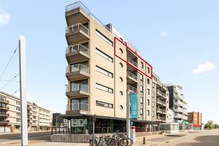 <p>Te koop: gezellig appartement in het hart van Sint-Idesbald, met vrij zicht op de villawijken en een zongericht terras.</p>

<p> </p>

<p>Dit appartement ligt op een toplocatie in het centrum, op wandelafstand van winkels, restaurants en het strand. Dankzij de ligging in een groene omgeving en nabij openbaar vervoer geniet je van zowel rust als bereikbaarheid. Het vrij uitzicht op de villawijken van Sint-Idesbald en het zonnige terras maken dit een ideale plek om te wonen of als tweede verblijf.</p>

<p> </p>

<p>Belangrijkste ruimtes:<br />• Living met veel lichtinval en toegang tot het terras<br />• Keuken met praktische indeling<br />• Slaapkamer met voldoende ruimte voor een dubbel bed<br />• Badkamer met douche en wastafel<br />• Apart toilet</p>
​​​​• Inkomhal met vestiaire

<p>• Zongericht terras met vrij uitzicht<br />Ruime bergin in de kelder</p>
​​​​​​

<p> </p>

<p>Troeven:<br />• Vrij zicht op de villawijken van Sint-Idesbald<br />• Zongericht terras<br />• Gelegen in het hart van Sint-Idesbald</p>

<p> </p>

<p>Neem vandaag nog contact op met je ERA-makelaar voor een bezoek.<br />058 51 92 95 of op simon@eraservimo.be</p>

<p> </p>

<p>JOUW DROOMAPPARTEMENT. ZO GEVONDEN!</p>
