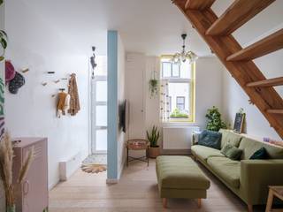<strong>Aangename en instapklare woning met drie slaapkamers, gelegen op wandel- en fietsafstand van het historische centrum van Gent.</strong><br /><br />De woning maakt deel uit van de buurt Rabot-Blaisantvest en bevindt zich op een boogscheut van onder meer het nieuwe Tondelierpark en het historische centrum van Gent. De eigendom werd in 2019 zorgvuldig gerenoveerd.<br /><br />Op het gelijkvloers bevindt zich een lichtrijke leefruimte met zit- en eetgedeelte, die toegang biedt tot het terras. Aansluitend vindt u de volledig ingerichte keuken.<br /><br />Op de eerste verdieping bevinden zich de eerste slaapkamer, een volledig ingerichte badkamer en een apart toilet op de nachthal. In de badkamer is eveneens aansluiting voorzien voor een wasmachine en droogkast.<br /><br />De bovenste verdieping omvat de twee overige volwaardige slaapkamers.<br /><br /><strong>Ideaal als starterswoning, voor ouders van studerende kinderen of als interessante investering.</strong>