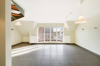 Dit verzorgd duplexappartement met 2 ruime slaapkamers is rustig en centraal gelegen in Maldegem, op wandelafstand van de Markt, gemeentepark, winkels en voorzieningen.<br /><br />Indeling: hall, gastentoilet, open ingerichgte keuken, ruime leefruimte met toegang tot volwaardig zonneterras, zeer ruime praktische berging, slaapkamer 1 met aansluitend terras, ingerichte badkamer.<br />Op de verdieping een 2de grote slaapkamers met aansluitend douche en toilet.<br /><br />Extra troeven: mooie villaresidentie, EPC-label B, conforme elektriciteit en mogelijkheid tot aankoop van 2 garages vlak achter de residentie.<br />Waarvan 2de garage ingericht als hobbyruimte met lichtkoepel volledig geïsoleerd en met verwarming.<br /><br />Een ruim en comfortabel woonappartement, eveneens interessant als investering met goede verhuurmogelijkheden<br /><br />Info en bezoek bel Andries De Leyn 0472 53 66 09