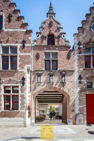 <strong>Kom naar het infomoment van Residentie De Gilde op 3 juni 2025. De deuren openen om 18u30, de voorstelling start om 19u00 - met een hapje, een drankje én antwoord op al uw vastgoedvragen!</strong><br /><br /><br />Het project De Gilde' is een bijzonder geslaagde combinatie van knap gerenoveerd erfgoed en weldoordachte nieuwbouw, dit alles op een unieke historische site, met wortels tot in de 13de eeuw. De ligging is bijzonder, centraler kan je wellicht niet wonen, vlakbij alles wat leeft en beweegt, Markt, Simon Stevinplein, Dijver en alle winkelstraten om de hoek. Toch ver genoeg van de drukte, in alle rust, een gevoel dat nog versterkt wordt door de standingvolle tuin van de site, die in Franse stijl zal aangelegd worden, palend aan de 17e eeuwse Karthuizerinnenkapel.<br />Het appartement B0.1 op het gelijkvloers is voorzien van een ruime slaapkamer met bijhorende badkamer met inloopdouche en toilet. De open keuken geeft toegang tot een achterliggende berging. De heel hoge plafonds en drempelloze ramen zorgen voor een heel lichtrijke connectie tussen het ruim zuidgericht-terras en de leefruimte.<br />Het Brugs rijhuisgevoel is in dit appartement nadrukkelijk aanwezig dankzij de directe toegang langs de voordeur aan de Oude Burg. Het appartement beschikt ook over een aparte toegang tot een grote kelder met booggewelven.