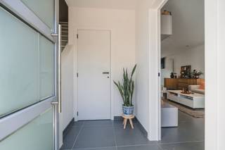 Deze instapklare en goed onderhouden woning met 3 slaapkamers is gelegen in een rustige, doodlopende straat. <br /><br />Op het gelijkvloers bevindt zich een inkomhal met apart gastentoilet, een zeer lichtrijke leefruimte en een open keuken. Aansluitend is er een praktische berging/wasplaats.<br /><br />De eerste verdieping bestaat uit een nachthal, drie slaapkamers — waarvan een met dressing — en een volledig uitgeruste badkamer met douche, ligbad, wastafel en toilet.<br /><br />Via een vaste trap bereik je de zolderverdieping. Deze ruimte biedt nog tal van uitbreidingsmogelijkheden en kan bijvoorbeeld ingericht worden als extra slaapkamer, hobbyruimte of bureau.<br /><br />Buiten beschikt de woning over een aangelegd terras, een extra zonneterras, een carport en twee praktische tuinbergingen. Dankzij de zuidgerichte ligging geniet de tuin de hele dag van volop zon. De ruime oprit van 60 m² loopt door tot achteraan het perceel.<br /><br />De woning wordt verwarmd op gas (condenserende gasketel). <br /><br />Bent u op zoek naar een recente, instapklare woning met aandacht voor comfort en energiezuinigheid? Dankzij het EPC-label B is deze woning zeker een bezoek waard! <br /><br />Interesse? Neem gerust contact op voor meer informatie of een bezichtiging via e-mail of telefoon (0478 61 69 10).