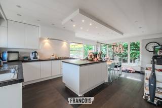 Deze ruime villa is gelegen in Leffinge, op een perceel van 666 m², en geniet van een open zicht op de vaart. Dankzij de ligging, de royale ruimtes en de twee afzonderlijke garages biedt deze eigendom een unieke combinatie van comfort en functionaliteit.<br /><br />Bij het binnenkomen wordt u verwelkomd in een ruime inkomhal. Op het gelijkvloers bevinden zich een lichtrijke woonkamer, een ruime ingerichte leefkeuken met rechtstreekse toegang tot het terras, een praktische wasplaats, twee afzonderlijke toiletten, toegang tot een grote kelderruimte en een polyvalente kamer die perfect kan dienen als bureau, hobbyruimte of extra slaapkamer.<br /><br />Op de eerste verdieping vindt u drie volwaardige slaapkamers en een ruime badkamer, uitgerust met een dubbele wastafel, een douche en een toilet.<br /><br />Buiten geniet u van een grote, zonnige tuin met tuinhuis. Naast de woning bevinden zich twee afzonderlijke garages, een absolute meerwaarde voor wie extra parkeer- of opbergruimte wenst.<br /><br />De woning is voorzien van centrale verwarming op aardgas en dubbele beglazing met rolluiken.<br /><br />Bovendien is de woning momenteel verhuurd, wat deze eigendom ook interessant maakt als investering.<br /><br />Enkele foto's werden bewerkt met behulp van AI. <br /><br />Voor meer informatie of een bezoek kunt u contact opnemen met Inti op inti@immofrancois.be of 0499 74 89 74.<br /><br />