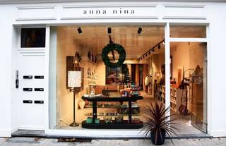 De Oever, de verbinding tussen de Kloosterstraat en Hoogstraat, is gesitueerd in de directe nabijheid van toeristische trekpleisters zoals...