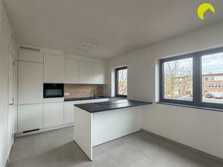 <p><span>Energiezuinige éénslaapkamerappartement te Wilrijk!</span></p><p><span>Alle belangrijke invalswegen, dagelijkse winkels en openbaar vervoer zijn in de onmiddellijke omgeving en er is een zeer goede verbinding naar Antwerpen en Brussel.</span></p><p><span> </span></p><p><span>Indeling:</span></p><p><span>We betreden het appartement via de inkomhal met apart toilet met handenwasser. </span></p><p><span>De leefruimte (24m²) beschikt over veel natuurlijk lichtinval dankzij de grote raampartijen, aansluitend vinden we de open keuken ingericht met kasten, een inductie plaat, dampkap, koelkast en diepvries, vaatwasser en gootsteen.  </span></p><p><span>Via de keuken is er toegang tot de berging waar er aansluiting is voor wasmachine en droogkast. </span></p><p><span>Verder is er één slaapkamer (12m²), met ingemaakte kasten. Vanuit zowel de leefruimte als de slaapkamer heeft u toegang tot het aangename terras.</span></p><p><span>De badkamer is voorzien van een inloopdouche en een dubbel lavabomeubel.</span></p><p><span> </span></p><p><span>Bijzonderheden:</span></p><ul><li><span>Lage gemeenschappelijke kosten: €75/maand (minuterie, poetsdienst, lift, ...)</span></li><li><span>Vloerverwarming </span></li><li><span>Zonnepanelen </span></li><li><span>Het appartement wordt nog geschilderd</span></li><li><span>EPB in aanvraag (nieuwbouw)</span></li><li><span>Huurwaarborg: 3 maanden </span></li><li><span>Plaatsbeschrijving €225 </span></li><li><span>Beschikbaar vanaf 1/04</span></li></ul><p><span> </span></p><p><span>Boek nu zelf ONLINE uw afspraak in. Surf naar het betreffende eigendom op onze website <span>www.habicom.be</span></span><span> en klik op de roze knop </span><span>'PLAN EEN BEZOEK'</span><span>. <br />Kies het moment dat u het beste uitkomt, vul de gevraagde contactgegevens in en klik nadien op verzenden om te bevestigen.</span></p><p><span> </span></p>