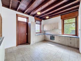 Opgefriste woning te huur met 3 slaapkamers en ruime garage.Deze instapklare woning werd recent opgefrist en biedt een praktische indeling met...