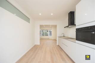 <p><span>Recent gerenoveerd 1-slaapkamerappartement op toplocatie!</span></p><p><span>Welkom in dit instapklare 1-slaapkamerappartement op de eerste verdieping, gelegen in de rustige maar centrale Eduard Arsenstraat in Mortsel. Het appartement werd volledig gerenoveerd en biedt een moderne woonervaring met alle comfort en een stijlvol design. Bovendien werd het volledige appartementsgebouw in 2024 grondig gerenoveerd, waardoor u zorgeloos kan genieten van een kwalitatieve en duurzame woonst.</span></p><p><span>Indeling:</span></p><ul><li><span>Leefruimte &amp; keuken: een lichtrijke leefruimte waar u heerlijk kan ontspannen en naar eigen smaak kan inrichten. De open, volledig uitgeruste keuken met strakke afwerking en inbouwtoestellen maakt het plaatje compleet.</span></li><li><span>Slaapkamer &amp; badkamer: een ruime slaapkamer die rust en comfort uitstraalt. De moderne badkamer is uitgerust met een inloopdouche en strak sanitair.</span></li><li><span>Kelderruimte: mogelijkheid tot aankoop van een private kelderberging (vanaf 3.500).</span></li></ul><p><span>Troeven op een rij:</span></p><ul><li><span>Volledig gerenoveerd appartement</span></li><li><span>Appartementsgebouw volledig gerenoveerd in 2024</span></li><li><span>Gunstig EPC (A-label)</span></li><li><span>Kleinschalig gebouw = lage gemeenschappelijke kosten</span></li><li><span>Centrale ligging met alle voorzieningen in de buurt</span></li></ul><p><span>Ideaal voor starters of investeerders die op zoek zijn naar een instapklaar appartement met een duurzame meerwaarde. Plan vandaag nog uw bezoek en laat u verrassen!</span></p><p><span> </span></p>