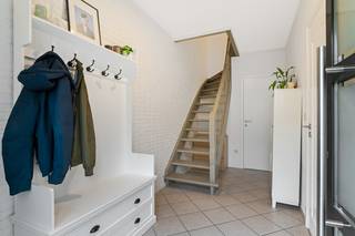 Gezellige bel-etage woning te koop in Hoevenen!In een rustige wijk in Hoevenen is deze bel-etage woning terug te vinden. Deze is centraal gelegen...