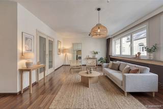 <p><span>Prachtig ruim appartement met 3 slaapkamers en autostaanplaats gelegen in het hart van Maaseik. </span></p><p><span> </span></p><p><span>ALGEMEEN</span></p><ul><li><span>Bouwjaar: 1971</span></li><li><span>Bewoonbare oppervlakte: 138 m² (volgens EPC-certificaat)</span></li><li><span>Uitstekende locatie in het centrum, op de Bosstraat van Maaseik</span></li><li><span>KI: €982</span></li><li><span>Gelegen op de tweede verdieping. Lift aanwezig. </span></li><li><span>EPC-label: B (101), waardoor het appartement niet onderhevig is aan de renovatieverplichting</span></li><li><span>Individuele verwarming op aardgas</span></li><li><span>Parkeerplaats bereikbaar via de achterzijde aan de Boomgaardstraat</span></li><li><span>Gemeenschappelijke kosten: €75/maand </span></li></ul><p><span> </span></p><p><span>INDELING</span></p><ul><li><span>Inkomhal met tegelvloer en vestiairekast, toegang tot alle vertrekken</span></li><li><span>Ruime en lichtrijke woonkamer met grote raampartijen en prachtig zicht over de Bosstraat</span></li><li><span>Keuken uitgerust met keramische kookplaat, oven, koelkast en spoeltafel</span></li><li><span>Tussenhal met inbouwkasten</span></li><li><span>Gastentoilet met wastafel</span></li><li><span>Badkamer met douche, toilet en dubbel wasmeubel</span></li><li><span>Twee ruime slaapkamers, waarvan één met inbouwkast</span></li><li><span>Master bedroom met toegang tot een balkon aan de achterzijde van het gebouw</span></li><li><span>Kelderberging met stroomvoorziening</span></li><li><span>Autostaanplaats aan de achterzijde van het gebouw</span></li></ul><p><span> </span></p><p><span>Een uniek appartement op een toplocatie, klaar om uw thuis te worden! Contacteer ons voor meer informatie of een bezichtiging via 089/56.06.91 of verkoop@janssennv.be.</span></p><p><span> </span></p><p><span> </span></p><p><span> </span></p>