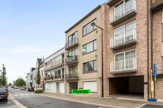 In de Grotestraat, midden in het bruisende centrum van De Haan, bevindt zich dit smaakvol gerenoveerde appartement dat comfort, kwaliteit en een uitstekende ligging moeiteloos combineert. Een ideale opportuniteit als vaste woonst, tweede verblijf aan zee of interessante investering.<br /><br />Het appartement onderging enkele jaren geleden een grondige totaalrenovatie waarbij zowel het esthetische als het technische aspect met veel zorg werd aangepakt. Het resultaat is een eigendom dat volledig instapklaar is en voldoet aan de hedendaagse woonnormen.<br /><br />Bij het binnenkomen valt meteen de aangename leefruimte op. Dankzij de grote raampartijen geniet deze ruimte van een overvloed aan natuurlijk licht en een aangenaam open gevoel, terwijl de privacy behouden blijft. De open keuken sluit naadloos aan op de woonkamer en is uitgerust met moderne toestellen en alle nodige voorzieningen voor wie graag kookt en geniet.<br /><br />Verder beschikt het appartement over twee volwaardige slaapkamers. De badkamer werd afgewerkt met kwaliteitsvolle materialen en is voorzien van een stijlvolle inloopdouche en een praktisch lavabomeubel met spiegel. <br /><br />De centrale ligging vormt zonder twijfel een van de grootste troeven. Winkels, horeca, openbaar vervoer en het strand bevinden zich allemaal op wandelafstand, waardoor u optimaal kunt genieten van alles wat De Haan te bieden heeft.<br /><br />Ontdek zelf de charme en het comfort van dit unieke appartement en plan vandaag nog uw bezoek in.<br /><br />