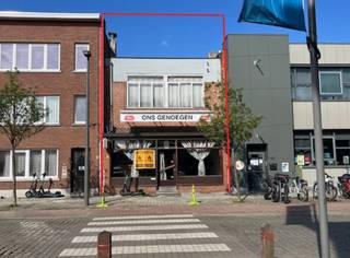 <p>Dit handelspand is gelegen naast een kleuter- lagere- en middelbare school op 120m van de Maantjessteenweg. Het heeft een bruikbare handelsoppervlakte van 147m² met buitenruimte 10m², en op de verdieping nog eens 70m² met mogelijkheid tot uitbouwen mits verkrijgen van een bouwvergunning. De kelder van 44m² is een handige opbergruimte.</p>
<p>De huidige inrichting is horeca gerelateerd maar uiteraard is er veel meer mogelijk op deze locatie. Het gebouw heeft een zeer grondige renovatie nodig om weer helemaal tot zijn recht te komen.</p>
<p>Voor een afspraak contacteer ons op info@kdconcept.be of bel op 0476/290 746.</p>