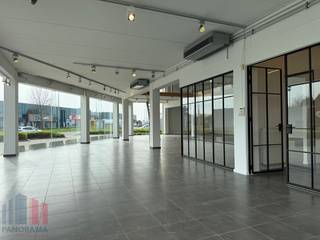 Bâtiment commercial polyvalent et multifonctionnel à vendre avec salle d'exposition, espace de stockage et espace brut (autorisé comme logement...