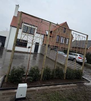 Deze volledig gerenoveerde woning, inclusief een gloednieuwe bijbouw uit 2024, is gunstig gelegen op een goede invalsweg. Het huis combineert modern wooncomfort met uitstekende energetische voorzieningen, zoals centrale verwarming op aardgas, een sfeervolle pelletkachel en elf zonnepanelen die nog tot 2030 profiteren van groencertificaten. Het interieur is praktisch en luxueus ingedeeld met onder andere twee badkamers, waarvan de ene is uitgerust met een ontspannend ligbad en de andere over een moderne inloopdouche beschikt.<br /><br />Op het gebied van veiligheid en gemak is de woning zeer compleet uitgerust met een videofoon, camerabewaking en een elektrisch te bedienen poort. Ook het Velux-raam is elektrisch bedienbaar en alle ramen in de woning zijn voorzien van vliegenramen voor optimaal comfort tijdens de zomermaanden.<br /><br />Buiten vindt u een onderhoudsvriendelijke tuin waar het heerlijk vertoeven is. De vaste barbecue maakt het plaatje compleet voor wie houdt van het buitenleven zonder de lasten van intensief tuinonderhoud. Deze instapklare woning biedt hiermee een unieke combinatie van veiligheid, duurzaamheid en modern sanitair comfort.<br /><br />EPC BEPAALT VOOR DE RENOVATIES