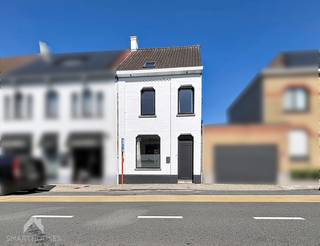 <p>Ben je op zoek naar een karaktervolle gezinswoning met 3 slaapkamers, een grote tuin en een gezellige uitstraling? Dan is deze charmante woning zeker een bezoek waard.</p>
<p>Via de inkomhal, met toegang tot de praktische kelder van 19 m², kom je in de lichtrijke leefruimte met zit- en eethoek. Authentieke elementen geven de woning een warme en sfeervolle uitstraling. De volledig geïnstalleerde keuken sluit aan op het eerste terras. Via enkele trapjes bereik je het tweede terras en de ruime, onderhoudsvriendelijke tuin, waar je in alle rust kan genieten van het groen.</p>
<p>Op de eerste verdieping bevinden zich een ruime slaapkamer met ingebouwde kasten, een badkamer met ligbad, douche en dubbele lavabo, evenals een apart toilet. De tweede verdieping biedt nog twee volwaardige slaapkamers, ideaal voor een gezin, thuiswerk of hobby.</p>
Deze instapklare gezinswoning combineert charme, ruimte en comfort met een praktische indeling. Dankzij de 3 slaapkamers, de grote tuin, de kelder en de gezellige leefruimtes is dit de ideale woning voor gezinnen of koppels die op zoek zijn naar een warme thuis met karakter.<br /><br />Extra troeven<br /><br />
<ul>
<li>EPC C</li>
<li>domotica</li>
<li>nabij winkels, scholen, belangrijke invalswegen</li>
<li>instapklaar</li>
</ul>
<br />Deze woning is te koop ZONDER makelaar via het concept van Smart Houses. Wenst u verdere inlichtingen of een bezoek? Contacteer rechtstreeks de eigenaar via 0499/27.77.07