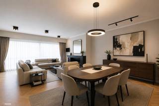 Zeer verzorgd appartement op de <strong>3e verdieping</strong> van residentie Gaudi met een fijn <strong>uitzicht op de Grote Markt van Sint-Niklaas</strong>. Het appartement scoort hoog op 'feel good' door de zeer ruime woonkamer en het open zicht op het marktplein.<br />Er zijn drie verschillende terrassen, 2 terrassen voor de slaapkamers, 1 terras voor de keuken en het balkon voor de woonkamer. Inclusief in de prijs zit de kelderberging. Mogelijkheid  (geen verplichting) tot aankoop van <strong>1 of 2 open autostaanplaatsen</strong> (15.000€ / autostaanplaats).<br /><br />Je komt het appartement binnen via een ruime inkomhal met vestiaire en een afzonderlijk gastentoilet. De woonkamer is <strong>spacieus, kwalitatief ingericht</strong> met ondermeer een <strong>eiken parket en marmeren schouwmantel</strong>. De keuken is volledig uitgerust.<br /><br />Er zijn <strong>drie ruime slaapkamers </strong>met terrassen en één slaapkamer heeft zijn eigen badkamer met ligbad en dubbele lavabo. Bijkomend is er nog een badkamer / wasplaats met douche en lavabo. Een afzonderlijke berging op het appartement maakt het bovendien extra praktisch.<br /><br />Kortom een fantastisch appartement op een <strong>bijzonder interessante locatie</strong>!<br /><br />Bel voor info of een vrijblijvend bezoek naar 03 502 98 74 of mail naar emily@claves.be. 