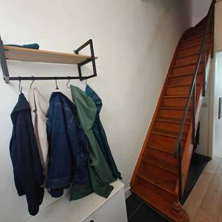 Licht✔️gezellig✔️instapklaar✔️ruim stadsterras✔️toplocatie✔️<br /><br />Breng zeker een bezoek aan deze prachtige woning in de Sint Annastraat te Lier op wandelafstand van de groene vesten en de Grote Markt. <br />Een woning met vele authentieke elementen. De Sint Annastraat is een superfijne straat om in te wonen.<br />Je betreedt de woning via de aparte hal met links de trap en de toegang naar een droge kelder.<br />Via een glazen deur betreed je de living die baadt in het licht door de grote glazen koepel met zonnescherm. De vloer is parket en de muren zijn wit waardoor deze ruimte heel ruim en zonnig aanvoelt.<br />In de open keuken vind je alle toestellen : vaatwas, nieuwe kookplaat, oven, ijskast, dubbele gootsteen en veel opbergkasten. Via een schuifdeur kom je op het zonnige rustige terras waar je in alle pivacy kan genieten. Hier vind je nog een handige berging waar je oa vuilbakken, fietsen kan plaatsen,<br />Op de 1ste verdieping vind je een eerste ruime slaapkamer met leuke elementen en een op maat gemaakte kast.<br />Door de prachtige deur met glaswerk kom je in de badkamer met twee grote ramen, ligbad en afgescheiden WC, <br />een lavabomeubel met spiegel en aansluiting voor wasmachine en droogkast.<br />Het bad en het WC zijn recentelijk vernieuwd en op de ganse verdieping werd recentelijk laminaat gelegd.<br />Op de 2de verdieping vind je over de ganse diepte de tweede slaapkamer met oude parket, twee veluxramen, ingemaakte kasten en trap naar de mezzanine.<br />Deze woning is volledig instapklaar en heel praktisch ingericht.<br />Goede EPC score C<br />In de straat kan voor 2 wagens een bewonerskaart verkregen worden.<br />Op 2 min sta je op de vesten waar het heerlijk wandelen en fietsen is.<br />Een perfecte mobiscore ! Trein, bus, ziekenhuis, school, winkel : 5 min<br />Voor afspraak 0472388026 (Marianne Joosen) of marianne.joosen@hotmail.com<br />Geen immo<br />