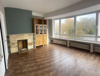 Leuk appartement op wandelafstand  van station Sint-Pieters te Gent.Ruime inkomhal met ingemaakte kasten, lichtrijke leefruimte, ingebouwde keuken,...