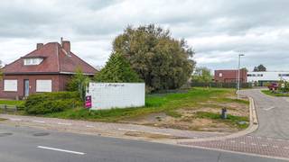 Bij ImmoFusion 7/7 “open huis” : klik op onze 3D-TOUR. Ervaar vastgoed alsof je er zelf doorloopt!<br /><br />Droom je ervan om je eigen woning te bouwen op een rustige én centraal gelegen locatie? Dan is deze bouwgrond in het centrum van Zolder absoluut het ontdekken waard. <br />De bouwgrond is bestemd voor het realiseren van een eengezinswoning in open bebouwing, waardoor je geniet van een mooie mate aan privacy en vrijheid rondom de woning. Dankzij de ruime bouwmogelijkheden kan je hier een woning creëren die volledig aansluit bij jouw woonwensen en levensstijl.<br /><br />De geldende bouwvoorschriften bieden bovendien heel wat mogelijkheden. Zo bedraagt de maximale bouwdiepte 12 meter en mag de woning een bouwhoogte tot 6 meter hebben. De dakhelling dient tussen 25° en 40° te liggen, waardoor verschillende hedendaagse én tijdloze bouwstijlen mogelijk zijn. Daarnaast is er de mogelijkheid om een garage tot maximaal 30 m² te voorzien.<br /><br />Ook de ligging vormt een absolute troef. Vanuit deze locatie bereik je de oprit van de autostrade bijzonder vlot, waardoor zowel woon-werkverkeer als verplaatsingen richting omliggende gemeenten en steden eenvoudig verlopen. Tegelijk hoef je de rust niet op te geven: op wandelafstand bevinden zich verschillende groene zones waar je heerlijk kan wandelen, ontspannen en genieten van de omgeving.<br /><br />Dankzij de combinatie van een centrale ligging, open bebouwing, groene omgeving en interessante bouwmogelijkheden vormt dit perceel een uitstekende basis voor wie zijn eigen droomwoning wil realiseren.<br /><br />Pluspunten:<br />- Bouwgrond voor open bebouwing<br />- Centrale ligging in Zolder<br />- Vlotte verbinding met de autostrade<br />- Groene omgeving op wandelafstand<br />- Veel privacy dankzij de open bebouwing<br />- Maximale bouwdiepte van 12 meter<br />- Bouwhoogte tot 6 meter<br />- Garage mogelijk tot 30 m²<br />- Vrijheid om een woning naar eigen smaak te realiseren<br /><br />Maatregelen opgenomen in het Maatregelenregister: nee<br /><br />Een bouwgrond met zoveel troeven op een centrale locatie komt niet elke dag beschikbaar. Hier krijg je de kans om niet zomaar een woning te kopen, maar zelf jouw toekomstige thuis te creëren.<br />Voor meer informatie of een afspraak kan je ons contacteren op 078/78.78.70. Uiteraard ben je ook steeds welkom op ons kantoor. Steeds welkom!