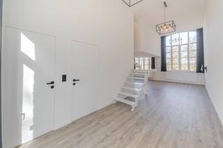 Ontdek dit ruim en lichtrijk duplex appartement te koop in het centrum van Diksmuide, met een bewoonbare oppervlakte van 98 m². Dankzij de uitstekende ligging nabij winkels, horeca en openbaar vervoer is dit appartement ideaal als eigen woning of als investering in vastgoed in Diksmuide.<br /><br />Bij binnenkomst betreedt u de inkomhal met gastentoilet. De ruime woonkamer met veel natuurlijke lichtinval sluit perfect aan op de volledig ingerichte open keuken, wat zorgt voor een moderne en aangename leefruimte.<br /><br />Het appartement beschikt over twee grote slaapkamers met ingebouwde kasten, een verzorgde badkamer en een praktische berging. Daarnaast is er een ruim terras waar u in alle rust kan genieten.<br /><br />Bent u op zoek naar een appartement te koop in Diksmuide met ruimte, comfort en een topligging? Dan is dit duplex appartement een unieke kans.<br /><br />