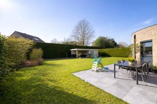 Ontdek deze instapklare open bebouwing (bouwjaar 1994) gelegen op een rustige en gegeerde locatie in Lembeke, met een uitstekende bereikbaarheid en centrale ligging.<br />De woning bevindt zich op een mooi perceel van 751 m² en biedt een ruime bewoonbare oppervlakte van 254 m², ideaal voor gezinnen die op zoek zijn naar comfort, ruimte en kwaliteit.<br />Binnenin geniet u van een lichtrijke en volwaardige leefruimtes, afgewerkt met oog voor detail. De kwalitatieve centrale keuken, uitgerust met Miele-toestellen, vormt echt het hart van deze woning en biedt alle hedendaagse comfort.<br />De woning beschikt momenteel over 5 slaapkamers waarvan 1 kleinere. Verder zijn er 2 aparte toiletten (op het gelijkvloers en de verdieping) en een nette badkamer met recente douche ! <br />Op vlak van comfort is alles aanwezig: dubbele beglazing, deels voorzien van screens, elektrische vloerverwarming alle nodige isolatie doorheen de woning. Als troef is er de zeer ruime zolderverdieping waar er nog extra kamers kunnen gecreëerd worden. <br />Buiten geniet u van een aangelegde, zuidgerichte tuin en een tuinberging met overdekt terras, perfect om in alle rust te ontspannen. Daarnaast beschikt de woning over een handige dubbele oprit en een zeer ruime dubbele inpandige garage !<br />Extra belangrijke troeven:<br />-Geen asbest aanwezig in het dak<br />-EPC-score D, met eenvoudige mogelijkheid tot verbetering naar een C-label (zonnepanelen)<br />Kortom, een kwalitatieve en ruime gezinswoning op een topligging die comfort en potentieel perfect combineert.<br />Meer info of een bezoek? Stuur een mail naar hallo@wijsvastgoed.be! We nemen dan spoedig contact op voor een bezoekmoment.