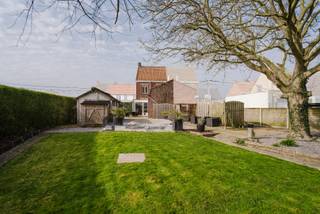 Wenst u te wonen in alle rust met ruimte &amp; vrij zicht? Heestertstraat 67 in Outrijve biedt het allemaal. Deze woning staat op een royaal perceel van 736 m².<br /><br />Indeling van de woning: Via de inkomhal bereikt u de sfeervolle woonkamer met zit- en eethoek. Aansluitend bevindt zich de semi-open keuken voorzien van alle nodige toestellen. Deze loopt door in een tweede, lichte ruimte met zicht op de prachtige tuin. Praktisch gemak is troef dankzij de doorgang naar de garage, de badkamer en de aparte wasruimte.<br /><br />Verdieping &amp; Zolder: Op de eerste verdieping vindt u twee ruime slaapkamers. Leuke extra is de authentieke houten vloer die dit verdiep kenmerkt. Een vaste trap leidt naar de grote zolderruimte, die perfect kan worden ingericht als extra slaapkamer(s) of hobbyruimte.<br /><br />Buitenleven &amp; Ontspanning: De diepe tuin is een paradijs voor rustzoekers. Geniet van het zonnetje op het terras of van het panoramische uitzicht over de velden. De tuin is voorzien diverse opslagruimtes en een kleine bar. En de fluitende vogels zijn er gratis bij!<br /><br /><br />Waarom net dit aanbod overwegen?<br /><br />-> kelder<br />-> zeer aangename tuin<br />-> rustige straat<br />-> 2 garages &amp; bergruimtes<br />-> zonnepanelen<br />-> zolder zelf in te richten<br />-> extra kamer(s) mogelijk<br />-> rolluiken<br /><br /><br />Interesse, bel 0499 89 30 45 of 0471 69 44 30<br />Attesten &amp; documenten: www.nestr.be