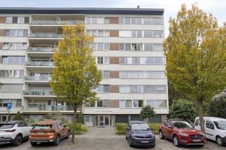 <p><span>Op zoek naar lichtrijk appartement met een panoramisch zicht over de wijde omgeving? Dit unieke hoekappartement op de 7de verdieping combineert ruimte, comfort en een fenomenaal uitzicht! Of je nu op zoek bent naar een eerste eigen stek, een comfortabele woonplek of een slimme investering, dit appartement heeft het allemaal. Er is een mogelijkheid om een garage bij te kopen voor 25.000.</span></p><p><span> </span></p><p><span>Indeling</span><span>:</span></p><p><span>Ruime living met grote raampartijen die zorgen voor een overvloed aan natuurlijk licht.</span></p><p><span>Aparte keuken met toegang tot een terrasje.</span></p><p><span>Praktische berging voor extra bergruimte.</span></p><p><span>Twee volwaardige slaapkamers</span></p><p><span>Badkamer met ligbad om heerlijk te ontspannen na een lange dag</span></p><p><span>Apart toilet</span></p><p><span>Bij het appartement hoort een kelder</span></p><p><span> </span></p><p><span>Bijzonderheden</span><span>:</span></p><p><span>Dankzij de hoekligging geniet je van veel lichtinval en een weids uitzicht dat nooit verveelt.</span></p><p><span>EPC Energielabel B - 187 kwh/(m² jaar)</span></p><p><span>Geen renovatieplicht!</span></p><p><span>De elektriciteit zal conform zijn bij het verlijden van de akte.</span></p><p><span>Er is overal dubbele beglazing met aluminium kader</span></p><p><span>CV is collectief op gas</span></p><p><span>Het dak werd in 2019 geïsoleerd</span></p><p><span>Vaste kosten: 320/maand (inbegrepen: voorschot CV + warm water, water, minuterie gang, lift, brandpolis, syndicus, ruitenwasser, huisvuil, conciërge, reservefonds)</span></p><p><span>P-score: A</span></p><p><span>G-score: A</span></p>