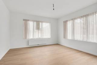 Pal in het hart van de residentiële Vuurtorenwijk, treffen we dit volledig gerenoveerd appartement in een kleinschalige residentie aan. Het pand werd recent volledig onder handen genomen. Dankzij de gelijkvloerse ligging is het pand daarenboven toegankelijk voor iedereen. <br /><br />Bij het betreden van het pand heeft u een grote leefruimte, dewelke naadloos overgaat in de open keuken. Hier is er moderne apparatuur beschikbaar. Tevens is er plek voor een eethoek. Dankzij de brede raampartijen en hoekligging is het heel de dag aangenaam lichtrijk. <br /><br />In de badkamer is er een douche, lavabo en handige handdoekradiator aanwezig, alsmede een grote inbouwkast. <br /><br />Achterin zijn er twee ruime slaapkamers alsook een ruime koer. <br /><br />Op de zolderverdieping is er een privatieve opbergruimte voorzien. <br /><br />Bent u op zoek naar een volledig instapklaar pand in een kleinschalige residentie? Dit op een residentiële locatie nabij alle nodige faciliteiten, op een steenworp van centrum Oostende? Aarzel dan niet en neem contact op voor meer info of een afspraak! <br /><br />Via virtual staging werden enkele meubels in het goed geplaatst om een idee te geven van de mogelijkheden qua inrichting in het pand. <br /><br />
