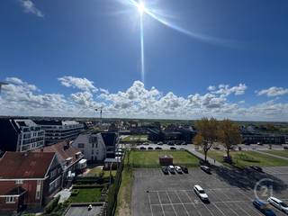 Ontdek deze studio met slaaphoek in het hart van Middelkerke, ideaal gelegen op wandelafstand van het openbaar vervoer, winkels, de zeedijk en het strand.<br />Het appartement bevindt zich aan de rustige achterzijde van het gebouw, wat betekent dat u volop geniet van de zon en de nodige privacy. Het terras vormt dan ook een absolute troef – de perfecte plek om te ontspannen.<br />Bij het binnenkomen treft u meteen de badkamer, uitgerust met een douche en toilet. Verder beschikt de studio over een praktische slaaphoek, gevolgd door een functionele keuken en een gezellige leefruimte. Vanuit de leefruimte heeft u directe toegang tot het zonnige terras.<br />Deze studio is een uitstekende keuze als tweede verblijf aan zee, investering of compacte vaste woonst