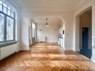 Prachtig 1-slpk appartement in het OOST-KASTEEL te ZURENBORG, gelegen op de tweede verdieping! <br /><br />Gezellig appartement, voorzien van hoogwaardige elementen zoals natuursteen(marmer) , parket vloeren.<br />De karaktervolle living bestaat uit 2 delen, met aan de ene kant een geïnstalleerde open keuken en eetgedeelte.<br />In de keuken vindt u een oven, koelkast, 4 pits gas kookplaat en een grote wasbak! <br /><br />De badkamer heeft een bad, douche en een lavabo.<br />Het appartement beschikt verder over een apart toilet en een berging.<br /><br />Je kan je ontspannen op het gemeenschappelijk dakterras, gelegen op de 6de verdieping, waar je ook kan genieten van de fitnessruimte met sauna en uiteraard een fenomenaal zicht op de stad.<br /><br />Fietsenberging voorzien! <br /><br />Huurprijs €1.150- /maand + €175,- provisie gemeenschappelijke kosten <br /><br />Elektriciteit en gas zijn individueel. Water individueel via tussenmeters.<br /><br />Direct beschikbaar! <br /><br />Maak snel een afspraak voor een bezoek ter plaatse! <br /><br />NOOT: het appartement op de derde verdieping wordt momenteel volledig geschilderd, bleke kleur, de foto's zijn van het appartement op de vierde verdieping. Beide appartementen zijn identiek hetzelfde.