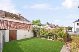 <p>Ontdek deze gezellige en instapklare woning in Ronse, ideaal gelegen vlak bij winkels, openbaar vervoer en belangrijke invalswegen.<br /><br />Indeling van de woning:<br />Gelijkvloers: U komt binnen via de inkomhal, die toegang geeft tot de gezellige woon- en eetkamer. Aansluitend vindt u de keuken en de recent vernieuwde badkamer.<br />Eerste verdieping: Hier bevinden zich drie slaapkamers.<br />Zolderverdieping: De geïsoleerde zolder biedt extra mogelijkheden. Alle aansluitingen zijn reeds voorzien om eenvoudig een vierde kamer te creëren.<br />Buitenruimte: Achteraan geniet u van een gezellige koer/terras met ruime praktische berging en aansluitend een aangenaam tuintje.<br /><br />De troeven van deze woning:<br />-Instapklaar<br />-EPC C — geen renovatieplicht<br />-Goedgekeurde elektriciteit<br />-Geïsoleerde daken<br />-Centrale verwarming op aardgas met condenserende ketel<br /><br />Interesse in deze leuke woning?<br />Contacteer ons via info@immobeguin.be</p>