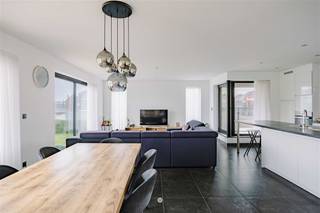 <p><span>NIEUWKERKEN-WAAS – Ruime, energiezuinige woning met tuin te koop!</span></p><p><span> </span></p><p><span>Bent u op zoek naar een instapklare, ruime woning met tal van mogelijkheden? Dan is deze eigendom beslist iets voor jou!</span></p><p><span>Deze bijzonder ruime woning (bouwjaar 2015) werd oorspronkelijk opgevat als kangoeroewoning en biedt heel wat opties: een grote gezinswoning, een woning met praktijkruimte of een combinatie van wonen en werken. De keuze is aan u!</span></p><p><span> </span></p><p><span>Enkele troeven:</span></p><ul><li><span>Energiezuinig (E-peil 16 - A-label) dankzij geothermische warmtepomp met koeling en zonnepanelen</span></li><li><span>Oprit voor 2 wagens, carport, afgesloten met een elektrische poort</span></li><li><span>4 ruime slaapkamers</span></li><li><span>Prachtig uitzicht over de achterliggende velden</span></li><li><span>Zeer onderhoudsvriendelijke tuin</span></li></ul><p><span>Indeling:</span></p><p><span>Gelijkvloers:</span><span><br />Inkomhal, ruime berging met aansluitingen voor wasmachine en droogkast, afzonderlijk toilet, drie grote slaapkamers en een badkamer met inloopdouche en dubbele wastafel.</span></p><p><span> </span></p><p><span>1ste verdieping:</span><span><br />Lichte en ruime woonkamer met open, volledig ingerichte keuken (inductiekookplaat, dampkap, vaatwasser, koelkast) en een aparte berging/wasplaats. Aansluitend zijn er twee terrassen: een kleiner terras aan de voorzijde (ca. 5 m²) en een royaal terras achteraan (ca. 20 m²) met zicht op de tuin en velden.</span></p><p><span> </span></p><p><span>2e verdieping:</span><span><br />Grote zolderruimte van 60 m² die nog volledig naar eigen wens kan worden ingericht: extra slaapkamers, een hobbyruimte, extra badkamer (leidingen reeds voorzien), ...</span></p><p><span> </span></p><p><span>Buiten:</span><span><br />De onderhoudsvriendelijke tuin beschikt over een carport met fietsenberging én een aparte tuinberging. De oprit biedt ruimte voor twee wagens en is afgesloten met een automatische poort.</span></p><p><span> </span></p><p><span>Interesse?</span><span><br />Wil jij deze veelzijdige woning zelf ontdekken? Neem dan snel contact op met Axel Lenaerts makelaars voor een afspraak!</span></p><p><span> </span></p>