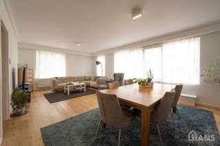 Inkomhal; apart toilet met handenwasser; leefruimte met veel lichtinval; open, volledig geïnstalleerde keuken; badkamer met inloopdouche, spiegel, wastafel in meubel handdoekdroger en ruimte voor wasmachine/droogkast; 3 slaapkamers en garagebox.<br /><br />Geschikt voor maximaal 4 personen.<br />Gemeenschappelijke kosten: 50 EUR voor de minuterie + onderhoud van de inkomhal. De nutsvoorzieningen zijn privatief.<br />Beschikbaar op 01/01/2027.<br /><br />Huurwaarborg bedraagt 3 maanden huur.<br />Plaatsbeschrijving door extern bedrijf met gedeelde kosten.<br /><br />Een bezoek ter plaatse kunt u enkel online reserveren op www.hansvastgoed.com.<br />Voor meer informatie, bezoek onze website www.hansvastgoed.com of neem contact op met info@hansvastgoed.com of +32 3 366 05 30.