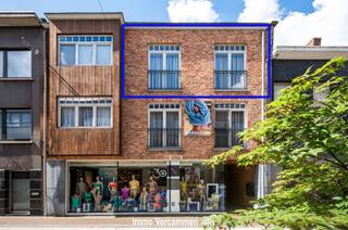 <h3><span>Stijlvol appartement met 2 slaapkamers en overdekte autostaanplaats in het centrum van Kontich</span></h3><p><span>Dit verzorgde appartement van 87 m² combineert comfort met een uitstekende ligging. Het beschikt over een lichtrijke leefruimte met open keuken, twee ruime slaapkamers, een badkamer met douche en dubbele wastafel, en een aangenaam balkon waar u in alle rust kan genieten.</span></p><p><span>Daarnaast beschikt het appartement over een private, overdekte autostaanplaats, wat zorgt voor extra comfort en een vaste parkeerplaats.</span></p><p><span>Dankzij de centrale ligging bevinden winkels, diensten en openbaar vervoer zich op wandelafstand. Een ideale woonst voor wie comfortabel wil wonen in het bruisende centrum van Kontich.</span></p><p><span>Bezoeken mogelijk op afspraak: 015/755 444 of <span>info@immovercammen.be</span></span><span> Onmiddellijk beschikbaar. Huurprijs: 950 / maand + 75 lasten / maand </span></p>