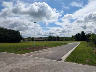 Ontdek onze nieuwste verkaveling in het charmante Mechelen-Bovelingen (Heers), waar wij prachtige bouwgronden aanbieden voor zowel open als halfopen bebouwingen.<br /><br />De perceelgrootte varieert van 254 m² tot 696 m² en alle bouwgronden worden te koop aangeboden zonder bouwverplichting. Je kan dus vrij kiezen wanneer én met welke bouwpartner(s) je samenwerkt. <br /><br />De nieuwe woonbuurt wordt aangesloten op de Jan Odeurslaan. Deze rustige locatie, midden in het dorpscentrum, is de perfecte plek om jouw droomhuis te bouwen.<br /><br />Geniet van een kindvriendelijke woonomgeving met enkel plaatselijk verkeer, ideaal voor gezinnen die op zoek zijn naar veiligheid en geborgenheid.<br /><br />De infrastructuurwerken worden binnenkort aangevat. Mis deze unieke kans niet en contacteer ons voor meer informatie.<strong> </strong>