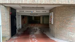 Deze garagebox bevindt zich in een complex hartje Oostende.Afmetingen:Box: langste lengte: 5.60 m (links), kortste lengte: 3.66 m (rechts) - breedte...