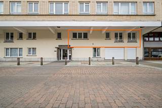 Dit <strong>recent gerenoveerde 3-slaapkamer appartement </strong>is ideaal gelegen naast het casino van Blankenberge, op <strong>wandelafstand van het stadscentrum en met directe toegang tot de Zeedijk.</strong> Het appartement werd in <strong>2022 volledig gerenoveerd</strong> met aandacht voor duurzaamheid en kwaliteit, en beschikt over een moderne afwerking en trendy accenten.<br /><br />Bij binnenkomst komt u in de <strong>zuidgerichte, ruime leefruimte </strong>met een <strong>praktische keuken</strong> en uitzicht op het Casinoplein. De masterbedroom heeft een <strong>multifunctionele kastenwand</strong> en is <strong>verbonden met een kleinere slaapkamer</strong>. Beide kamers bieden t<strong>oegang tot een balkon </strong>aan het <strong>binnenplein</strong>. De derde slaapkamer aan de voorzijde geniet van <strong>veel daglicht en uitzicht op het plein.</strong> De<strong> moderne badkamer</strong> is voorzien van een i<strong>nloopdouche en grote marmertegels</strong>, en er is een <strong>afzonderlijk toilet</strong>.<br /><br />Het appartement wordt verhuurd op vakantiebasis. Het <strong>nettorendement</strong> ligt tussen de <strong>5 en 7%.</strong><br /><br />Daarnaast beschikt het appartement over een <strong>privatieve kelder</strong>. Door de <strong>uitstekende ligging en de hoogwaardige afwerking</strong> is dit appartement de perfecte keuze voor wie comfort en stijl zoekt in Blankenberge.