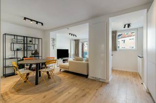 Ontdek dit mooi afgewerkte en stijlvolle appartement, gelegen in een kleinschalige residentie in het hart van De Panne, vlakbij de Markt en op wandelafstand van het strand.<br /><br />Bij het betreden van het appartement komt u in de inkomhal, die toegang biedt tot de lichtrijke leefruimte. Dankzij de grote raampartijen geniet u hier van een aangename natuurlijke lichtinval. De warme parketvloer zorgt voor een sfeervolle uitstraling en via de leefruimte bereikt u het balkon.<br /><br />De open keuken sluit naadloos aan op de leefruimte en is volledig uitgerust.<br /><br />Verder beschikt het appartement over twee volwaardige slaapkamers. De moderne badkamer is uitgerust met een inloopdouche en een lavabomeubel. Daarnaast is er een praktische berging met aansluiting voor een wasmachine. Eveneens een apart toilet.<br /><br />In de ondergrondse verdieping bevindt zich een privatieve kelderberging.<br /><br />Doordat de residentie niet over een lift beschikt, geniet u van lagere syndicuskosten.<br /><br />Dit appartement is de ideale vaste woonst of een zorgeloos tweede verblijf voor wie op zoek is naar wooncomfort en een topligging aan de Belgische kust.<br /><br /><strong>TROEVEN :</strong>
<ul>
<li>Topligging in het centrum</li>
<li>Twee volwaardige slaapkamers</li>
<li>Kelderberging</li>
<li>Elektriciteit conform</li>
</ul>