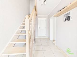 <p><span>Op een centrale locatie dichtbij de oprit van de E314 vinden we deze instapklare gezinswoning op een ruim perceel van 11a 92ca.</span></p><p><span>Zowel het centrum van Halen als van Diest zijn zeer gemakkelijk bereikbaar. </span></p><p><span>Via de E314 is er een vlotte verbinding naar het Klaverblad in Lummen, maar ook naar Leuven en Brussel. </span></p><p><span> </span></p><p><span>De woning onderging een renovatie waarbij de ramen vervangen werden en er isolatie werd aangebracht in het hellend dak en aan de muren. De combinatie tussen de aanwezige zonnepanelen, de pelletkachel en de airco’s zorgen dat de energiefactuur laag blijft en men zowel kan warmen in de winter alsook koelen in de zomer. </span></p><p><span> </span></p><p><span>Betreden doen we de woning via de inkomhal vanwaar er toegang is tot de woonkamer aan de voorzijde en de keuken aan de achterkant. De centrale eetkamer fungeert als tussenverbinding en beschikt net zoals de andere kamers ook over een aangename lichtinval. De keuken werd volledig uitgerust en beschikt over voldoende opbergruimte. In de achtergelegen veranda is het heerlijk genieten met uitzicht op de tuin. </span></p><p><span>Boven zijn er twee slaapkamers gelegen en de badkamer. Deze is uitgerust met een toilet, een ligbad en een meubel met dubbele lavabo. </span></p><p><span>De zolder is bereikbaar via een vaste trap en biedt nog uitbreidingsmogelijkheden naar extra slaapkamers. </span></p><p><span> </span></p><p><span>De tuin werd volledig aangelegd en omheind. Hier vinden we aan de straatzijde een eerste garage met een bijhorende handige tuinberging. Op de beide terrassen is er een heerlijke zonsinval op alle momenten van de dag. </span></p><p><span>Een extra groot pluspunt is dat de tuin aan de achterkant ook bereikbaar is via een achtergelegen weg. Hierdoor vinden we aan de achterzijde nog een tweede ruime garage. </span></p><p><span> </span></p><p><span>Pluspunten:</span></p><p><span>- centrale ligging</span></p><p><span>- instapklare woning</span></p><p><span>- garage vooraan en achteraan</span></p><p><span> </span></p><p><span>Stedenbouwkundige inlichtingen in aanvraag. </span></p>