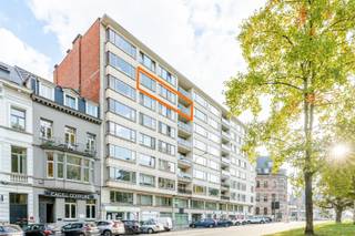 <p><span>Rustig wonen aan het Citadelpark!</span></p><p><span> </span></p><p><span>Dit instapklaar appartement met twee slaapkamers begeeft zich op de zevende verdieping. Je geniet er van een fantastisch uitzicht en veel lichtinval. Het appartement bevindt zich op een gegeerde ligging, op wandelafstand van Station Gent-Sint-Pieters, makkelijk bereikbaar met de wagen en vlakbij het centrum van Gent.</span></p><p><span>De ruime living sluit naadloos aan op het zuidgericht terras met panoramisch zicht op het Citadelpark en de invalswegen. Verder beschikt het appartement over twee ruime slaapkamers (9 m² & 15 m²), een badkamer met ligbad & toilet en een inkomhal met ingebouwde kasten.</span></p><p><span> </span></p><p><span>Enkele troeven op een rijtje: </span></p><ul><li><span>Uniek en vrij uitzicht op het Citadelpark</span></li><li><span>Apart gastentoilet</span></li><li><span>Zuidgericht terras aan de leefruimte</span></li><li><span>Veel authentieke elementen</span></li><li><span>Gunstig EPC-label B (173 kWh/m² jaar)</span></li><li><span>Uitstekende bereikbaarheid</span></li><li><span>INCLUSIEF </span><span>autostaanplaats (t.w.v. €32.000,-)</span></li></ul><p><span> </span></p><p><span>Ideaal dus voor wie iets zoekt om leuk te woning in Gent, of om te investeren met zicht op groen! Wil je een bezoek inplannen? Wacht niet langer en contacteer mij via anthes@defooz.com of op het nummer 0486/46.23.95. </span></p><p><span> </span></p>