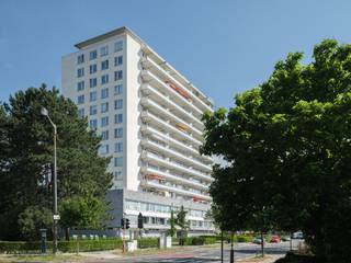 <strong><span>Ruim hoekappartement (ca. 155 m<sup>2</sup>) met onder meer drie slaapkamers en een w</span>estgeoriënteerd terras<span>, gelegen op de elfde verdieping van Residentie Rijsenberg (arch.</span> C. Van Grimbergen)</strong><br /><br />Hier woont u op een bijzonder gegeerde locatie, strategisch gelegen tussen Gent-Sint-Pieters en de Blaarmeersen. Het centrum van Gent is vlot bereikbaar met de fiets, terwijl ook Sint-Denijs-Westrem en Drongen uitstekend bereikbaar zijn. De nabijgelegen Leie vormt een bijkomende troef van deze aangename woonomgeving.<br /><br />Dit lichtrijke appartement strekt zich uit over de elfde verdieping en geniet daardoor van indrukwekkende vergezichten, zonder in te boeten aan privacy. Bij zonsondergang krijgt het weidse uitzicht vanop het terras een extra dimensie.<br /><br />Het appartement biedt een aangenaam ruimtegevoel, met onder meer een royale leef- en eetruimte, drie slaapkamers en voldoende bergruimte.<br /><br />Het appartement wordt momenteel bewoond en is instapklaar, maar biedt tegelijk voldoende mogelijkheden om het naar eigen smaak verder vorm te geven en er uw persoonlijke stempel op te drukken.<br /><br />De ondergrondse parkeerplaats kan optioneel aangekocht worden voor €35.000. 