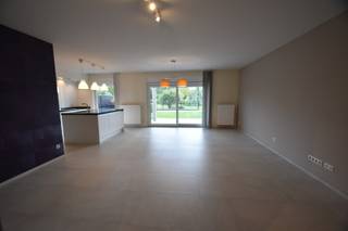 Gelijkvloers appartement gelegen aan de rand van het centrum met volgende eigenschappen:° luxueuze afwerking° wonen in een rustige en verzorgde...