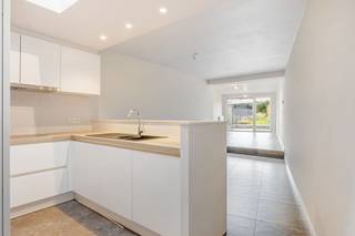 <strong>Ontdek deze recent volledig gerenoveerde woning</strong> met optimale ligging in het centrum van Moen. Volledig gerenoveerd in 2020, energiezuinig opgezet (label B), voorzien van centrale verwarming op aardgas en een conforme elektrische installatie. Vanuit de leefruimte heb je direct zicht op het aangenaam terras en de gezellige tuin, ideaal om buiten te genieten. Gelegen op wandelafstand van scholen, openbaar vervoer en handelszaken, combineert deze woning rust met een centrale bereikbaarheid. Een uitstekende woonplek voor wie comfort én efficiëntie waardeert.<br /><br /><strong>Indeling:</strong><br />Je komt binnen via de inkomhal. Op het gelijkvloers bevindt zich een bureau, een technische berging/wasruimte, een apart toilet en een lichtrijke leefruimte met open keuken die uitkijkt op de tuin met aangelegd terras. Op de eerste verdieping vind je een nachthal, twee volwaardige slaapkamers en een badkamer. Via de vaste trap bereik je de derde slaapkamer op de ingerichte zolderverdieping.<br /><br /><strong>Belangrijke troeven:</strong>
<ul>
	<li>Recente renovatie</li>
	<li>Energiezuinig (B - Label)</li>
	<li>Praktische indeling</li>
	<li>Centrale ligging</li>
	<li>Gezellige tuin met aangenaam terras</li>
</ul>
<br />EPC: 159 kWh/(m².jaar) of Label B. <br /><br /><strong>Benieuwd naar deze instapklare woning?</strong><br /><strong>Contacteer REALIMMO</strong> op 0471 89 28 25 of via aaron@real-immo.be voor een vrijblijvende rondleiding.