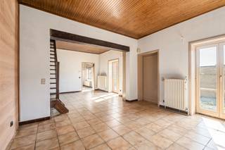 <p>Bent u op zoek naar een renovatieproject met een sterk meerwaardepotentieel? Dan is deze eigendom in Liedekerke beslist het ontdekken waard. De woning dient volledig gerenoveerd te worden en beschikt reeds over een recent afgeleverde omgevingsvergunning, waardoor u meteen aan de slag kunt met de realisatie van een hedendaagse gezinswoning volgens de goedgekeurde plannen.</p>

<p><strong>Belangrijk:</strong> de afgebeelde plannen tonen de <strong>vergunde nieuwe toestand</strong> en <strong>niet de huidige toestand</strong>. Om de vergunde woning te realiseren, dienen nog afbraak-, renovatie- en nieuwbouwwerken uitgevoerd te worden.</p>

<p>De vergunning voorziet een moderne woning met 3 slaapkamers, een lichtrijke leefruimte, open keuken, badkamer, terras en tuin. Ook werd rekening gehouden met de huidige energienormen, waaronder hoogwaardige isolatie, ventilatie en een regenwaterput van 10.000 liter met infiltratiewadi.</p>

<p>Ook de ligging is een troef: rustig en residentieel, op korte afstand van scholen, openbaar vervoer, winkels en natuur, met een vlotte verbinding richting Brussel.</p>

<p><strong>Troeven:</strong></p>

<p>Omgevingsvergunning reeds afgeleverd</p>

<p>Vergunde plannen voor een woning met 3 slaapkamers</p>

<p>Volledig renovatieproject</p>

<p>Energiezuinig project volgens de huidige normen</p>

<p>Rustige ligging nabij centrum en voorzieningen</p>

<p>Interessant voor eigen bewoning, investering of meerwaardeproject</p>

<p>Interesse? Contacteer ERA Esperanza voor meer informatie of een bezoek ter plaatse.</p>