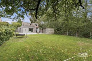 Wie op zoek is naar ruimte, rust en een woning waar je meteen kunt intrekken, is hier aan het juiste adres. Deze instapklare woning geniet van een aangename landelijke ligging en combineert een ruime woonbeleving met vier slaapkamers, een garage en een gezellige tuin.<br /><br />Een absolute blikvanger is de zeer ruime leefruimte met open keuken. Dankzij de open indeling ontstaat er een aangename en lichtrijke leefomgeving met volop ruimte voor zowel een gezellige zithoek als een grote eettafel. Vanuit de keuken geniet je bovendien van een mooi zicht op de tuin, wat zorgt voor een aangename verbinding tussen binnen en buiten.<br /><br />Verder beschikt de woning over vier volwaardige slaapkamers, waarvan één slaapkamer voorzien is van een eigen dakterras. Een fijne extra plek om in alle rust van de buitenlucht te genieten.<br /><br />De badkamer is uitgerust met zowel een ligbad als een aparte douche. Daarnaast zijn er een praktische wasberging en een afzonderlijk toilet aanwezig.<br /><br />Ook aan bergruimte is er geen gebrek. De woning beschikt over een garage en in de tuin bevindt zich nog een extra tuinberging, ideaal voor fietsen, tuinmateriaal of andere spullen.<br /><br />Buiten geniet je van een aangename tuin in een rustige, landelijke omgeving. De combinatie van veel leefruimte, vier slaapkamers en een instapklare afwerking maakt deze woning bijzonder geschikt voor gezinnen die comfortabel en rustig willen wonen.