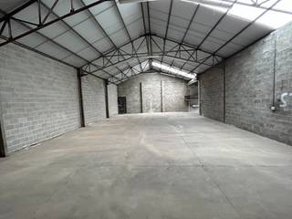 Het magazijn (Unit E van 193 m² + kantoor van 40 m² + 520 m² buitenopslag + 181 m² overdekte opslag) kan gebruikt worden als opslagruimte...