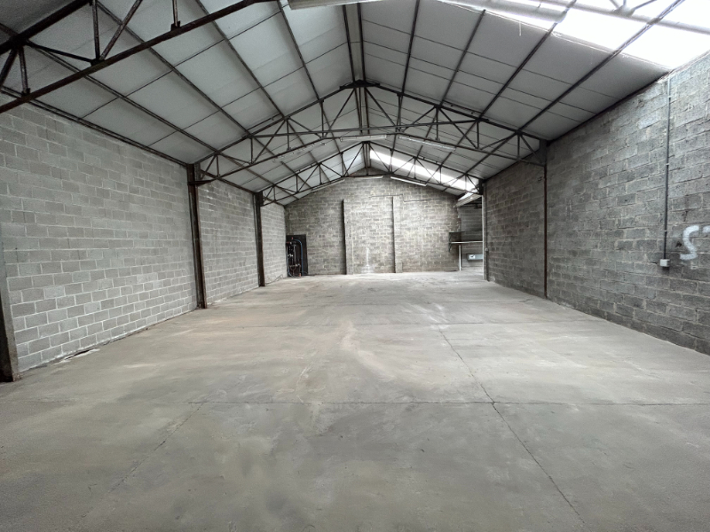 Goed gelegen magazijn met buitenopslag, overdekte opslagruimte en kantoor - photo 3