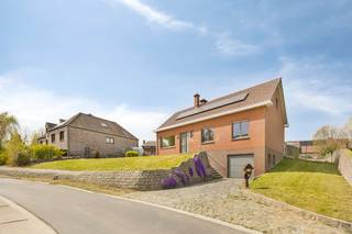 Ontdek deze ruime woning gelegen in het charmante Horebeke, midden in het hart van de Vlaamse Ardennen. Hier geniet je van rust, natuur en...